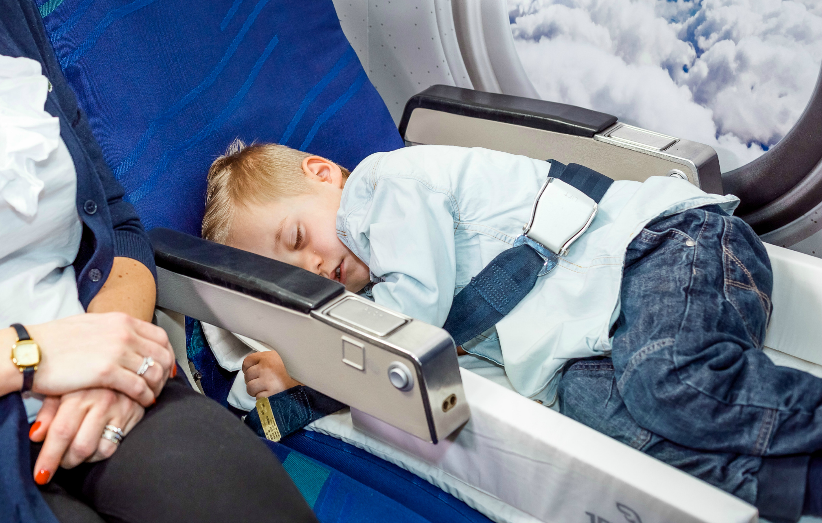 Kinderen-slapen-vliegtuig-Jetkids_BedBox
