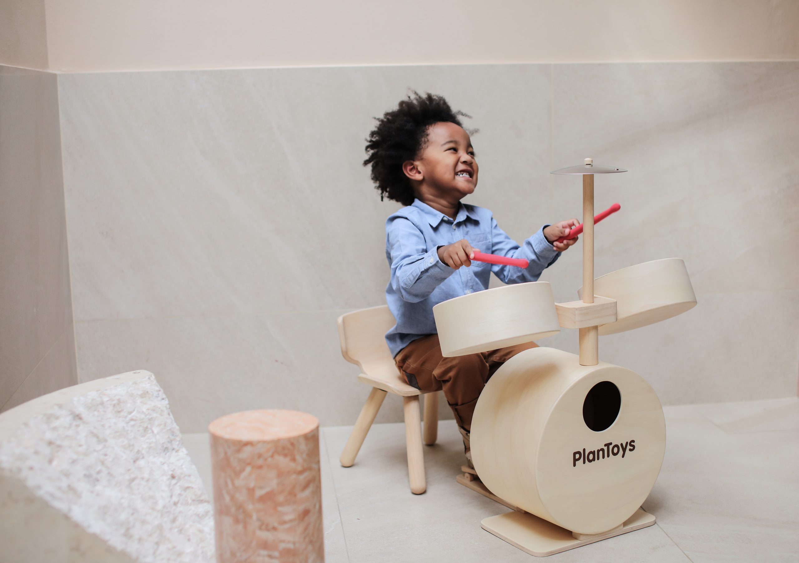 moe kussen Archeologie Rock on! Plan Toys maakte een houten drumstel voor kinderen - minimixtape